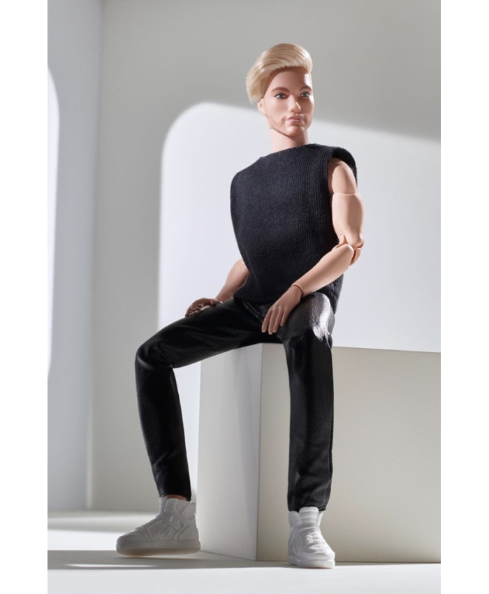 Кукла Looks безграничные движения Кен блондин GTD90