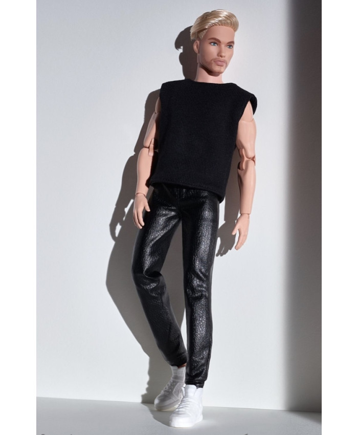 Кукла Looks безграничные движения Кен блондин GTD90