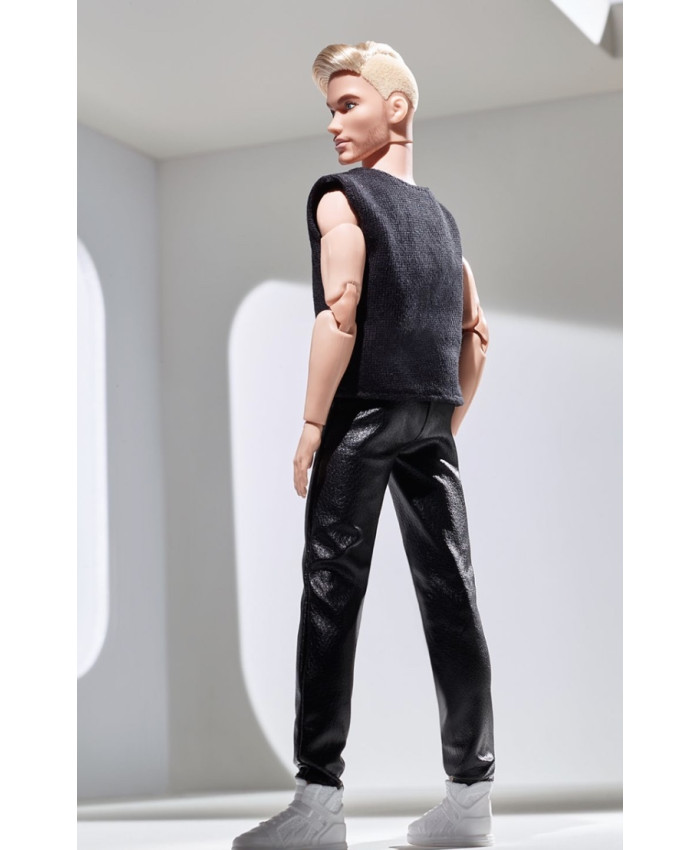 Кукла Looks безграничные движения Кен блондин GTD90